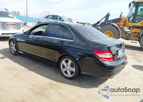2011 Mercedes-Benz C 300 Luxury/Sport z USA, uszkodzony, nr VIN WDDGF5EB3BR148605